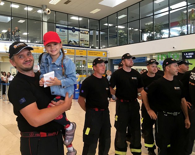 VIDEO: Dojetí v Mošnově. Čeští hasiči se vrátili ze zásahu v Řecku