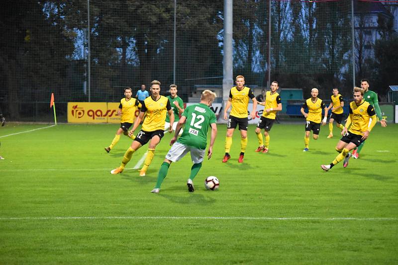 Fotbalisté Petřkovic (ve žluto-černém) při výhře 2:1 v Hlučíně (3. 10. 2020).