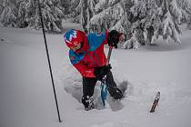 Dobrovolník horské služby Michal Vávra ukazuje měření lavinového stupně na Pradědu. Ilustrační foto