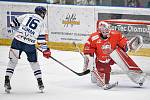 Předkolo play off hokejové extraligy - 4. zápas: HC Olomouc - HC Vítkovice Ridera, 15. března 2022 v Olomouci. (zleva) Tomáš Guman z Vítkovic a Brankář Olomouce Branislav Konrád.