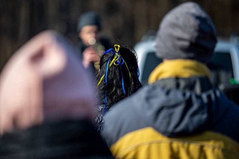 Otužilci pro Ukrajinu. Zájmový spolek Zimní koupelníci Horní Bludovice uspořádali akci, jejiž součástí byla finanční sbírka na pomoc běžencům z Ukrajiny, 19. března 2022 v Lučině.