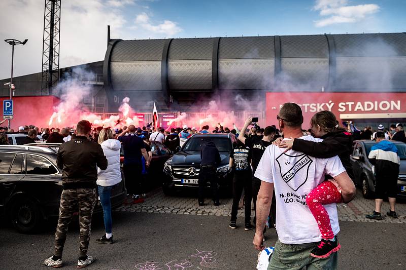 Utkání 26. kolo první fotbalové ligy: FC Baník Ostrava – SFC Opava, 10. dubna 2021 v Ostravě. Fanoušci FC Baník Ostrava před Městským stadionem Vítkovice.