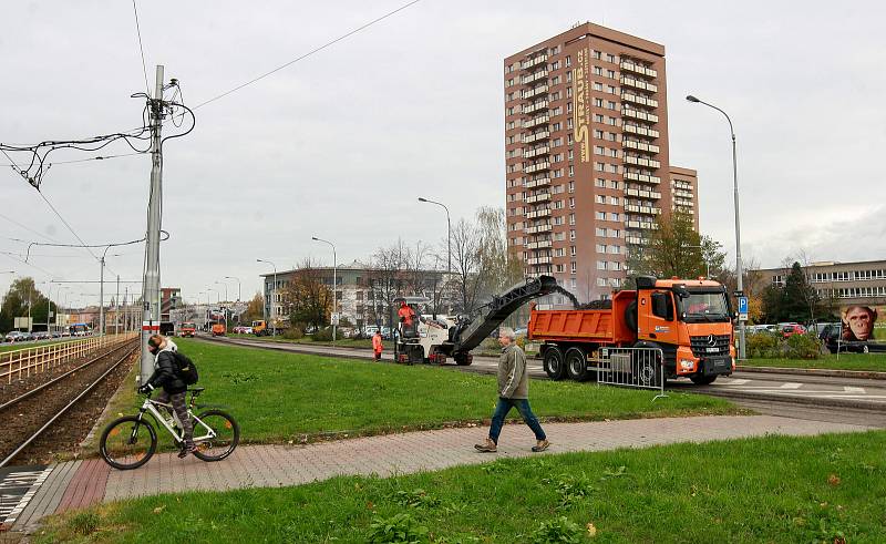 Uzavírka ulice Horní v Ostravě-Jihu, frézování a pokládka nového asfaltového povrchu. Ilustrační foto.