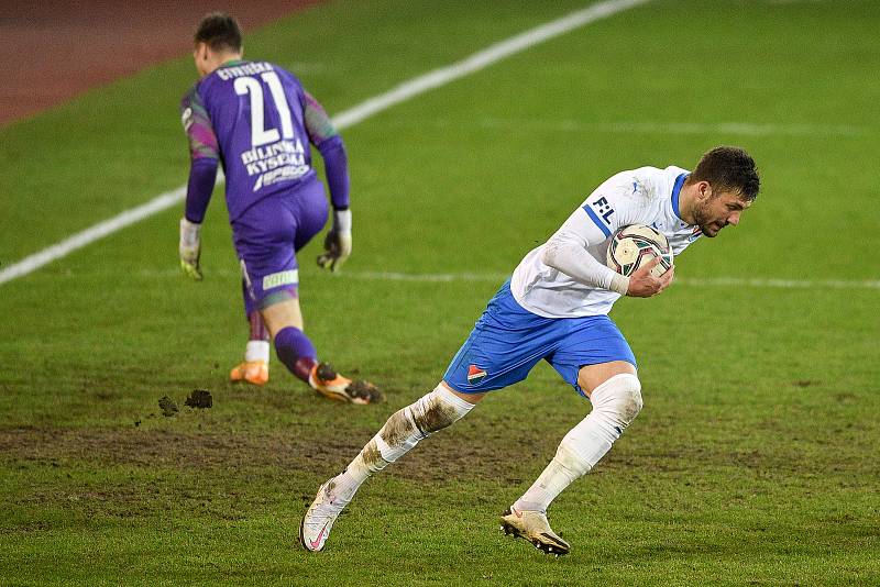 Utkání 21. kola první fotbalové ligy: FC Baník Ostrava – FK Teplice, 27 února 2021 v Ostravě. (zleva) brankář Teplice Jan Čtvrtečka a Patrizio Stronati z Ostravy.