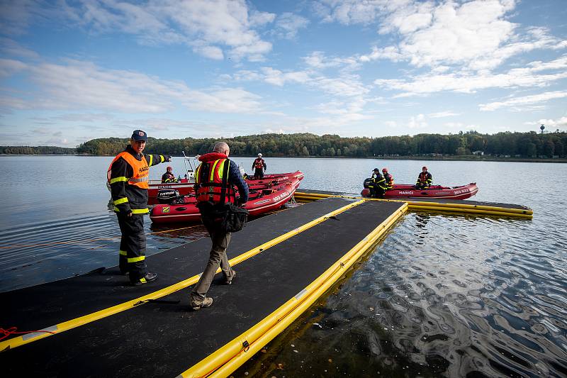 Taktické cvičení složek IZS - plošná evakuace více než 300 školáků a učitelů při povodních pomocí člun, 4. října 2019 na Těrlicku.