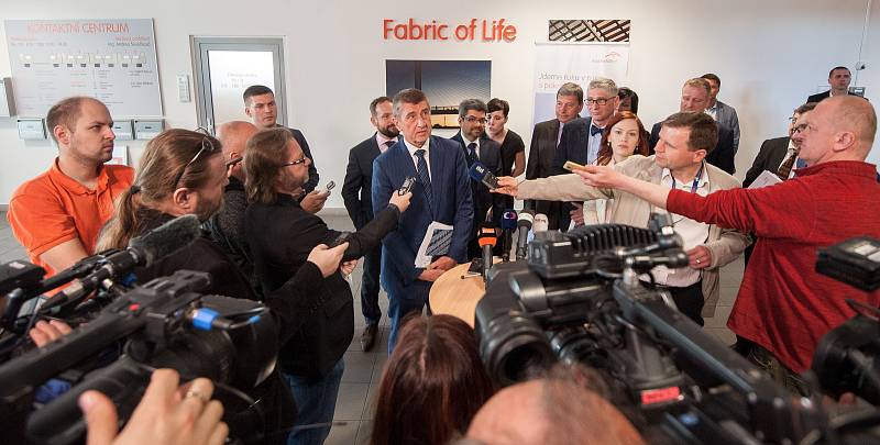 Vláda ČR při návštěvě Ostravy v ArcelorMittalu, 24. dubna 2018. Na snímku setkání Andreje Babiše s novináři.