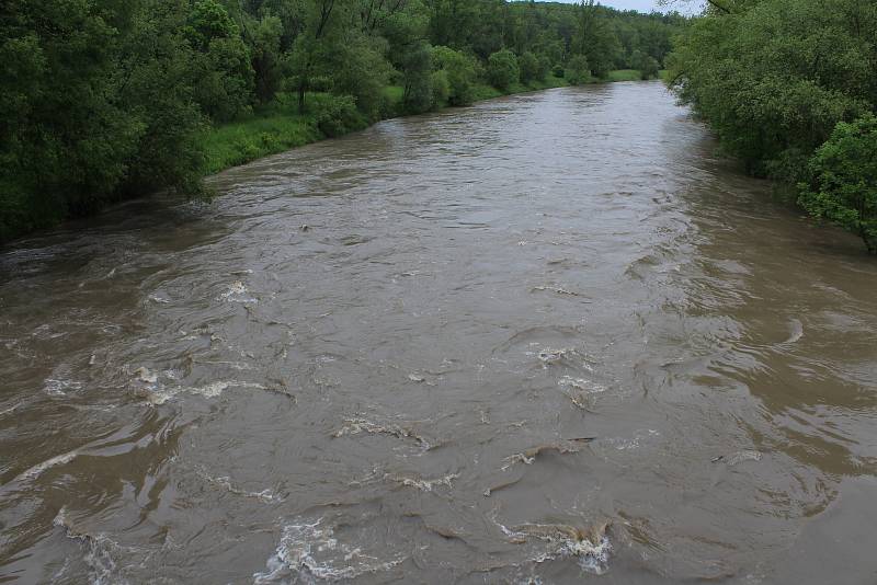 Rozvodněná řeka Ostravice v Ostravě, 23. května 2019.