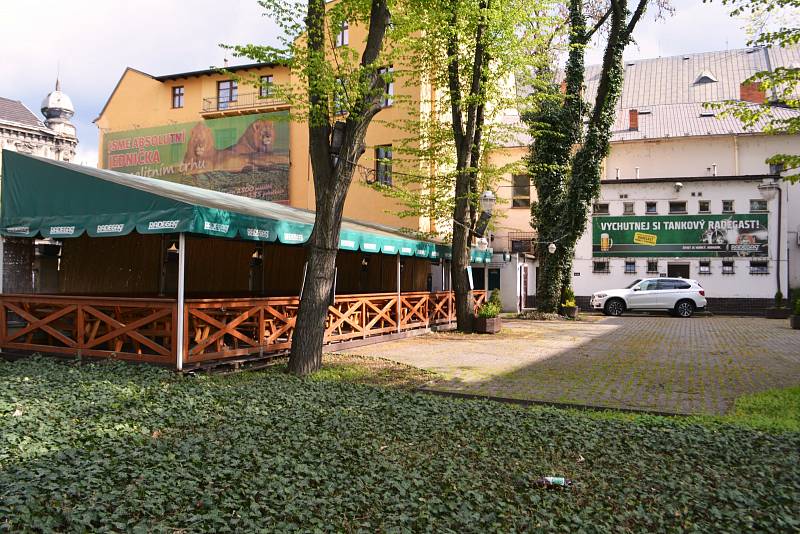 Kdysi vyhlášené restaurace Astoria (dříve kavárna Centrum) a Spolek v centru města čekají rekonstrukce i hledání strategických nájemců. RADEGASTOVNA sídlí na Masarykově náměstí místo bývalého Domu obuvi.