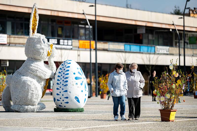 Velikonoční výzdoba na náměstí Ostrava-Jih v Hrabůvce. 2. dubna 2021.