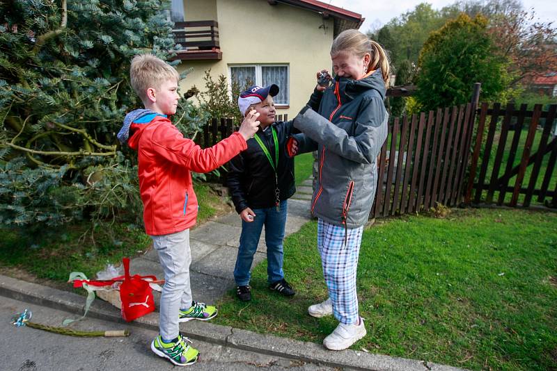 Velikonoce - šmigrustníci v ulicích Ostravy.