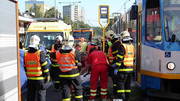 Tragická nehoda ve Výškovicích. Důchodkyně po střetu s tramvají zemřela.
