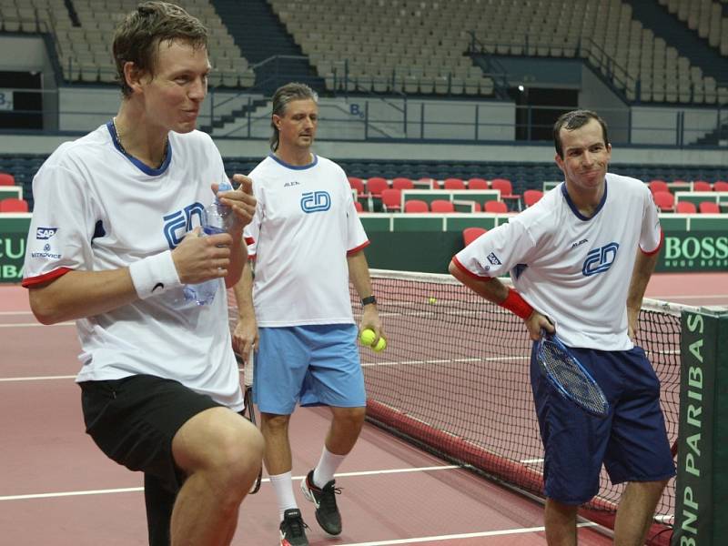Tenisté Davis Capu při pondělním tréninku. Na snímku Tomáš Berdych vlevo a Radek Štěpánek vpravo.