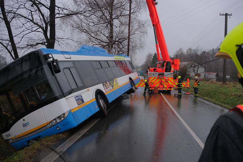 Autobus v Řepištích skončil v příkopu, hasiči nasadili těžkou techniku.