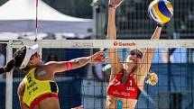 Semifinále žen USA - Brazílie. FIVB Světové série v plážovém volejbalu J&T Banka Ostrava Beach Open, 2. června 2019 v Ostravě. Na snímku (zleva) Eduarda Santos Lisboa Duda (BRA), Kerri Walsh Jennings (USA).