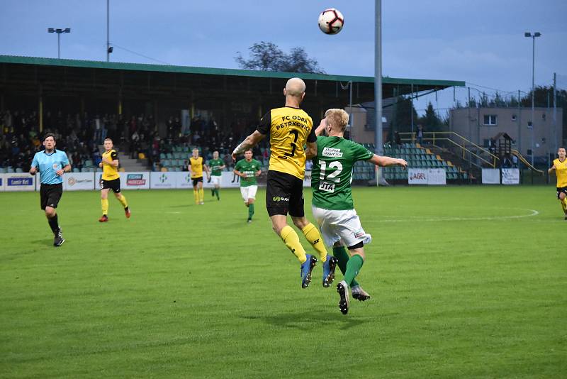 Fotbalisté Petřkovic (ve žluto-černém) při výhře 2:1 v Hlučíně (3. 10. 2020).