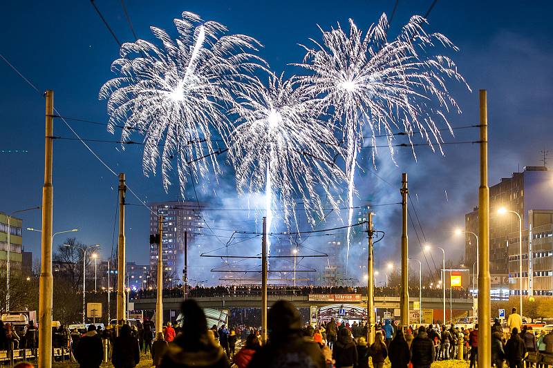 Již tradičně se první den v novém roce rozzářilo nebe nad Ostravou. A to konkrétně v Ostravě-Hrabůvce u kruhového objezdu, kde na diváky čekal od 18 hodin novoroční ohňostroj.