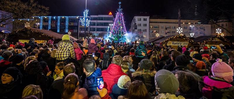 Symbol blížících se Vánoc – ozdobený jehličnatý strom, se o uplynulém víkendu rozzářil na nejednom náměstí. Výjimkou není ani to ostravské – Masarykovovo.