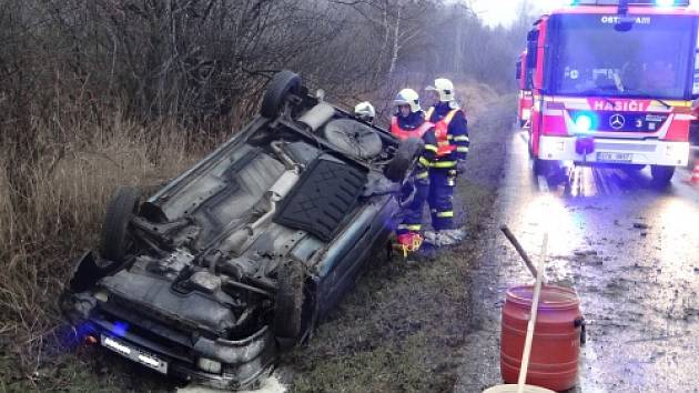 Profesionální hasiči z Ostravy-Poruby se postarali v pátek v podvečer o rychlé vytažení osobního automobilu Škoda Felicia z příkopu.