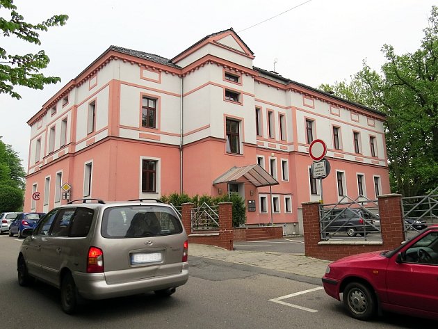 Budova na Slovanské je dnes sídlem podnikatelských subjektů, za druhé světové války tam bylo gestapo. 