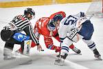 Předkolo play off hokejové extraligy - 4. zápas: HC Olomouc - HC Vítkovice Ridera, 15. března 2022 v Olomouci. (zleva) David Krejčí z Olomouce a Jan Hruška z Vítkovic.