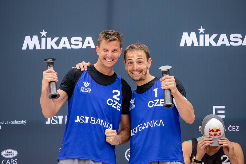 J&T Banka Ostrava Beach Pro - slavnostní ceremoniál, 29. května 2022 v Ostravě. Zleva David Schweiner (CZE), Ondřej Perušič (CZE).