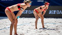 J&T Banka Ostrava Beach Open - zápas o 3. místo ženy, 6. června 2021 v Ostravě. Sarah Pavan (CAN) a Melissa Humana-Paredes (CAN).