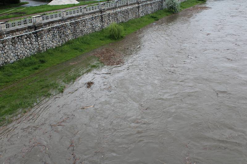 Rozvodněná řeka Ostravice v Ostravě, 23. května 2019.