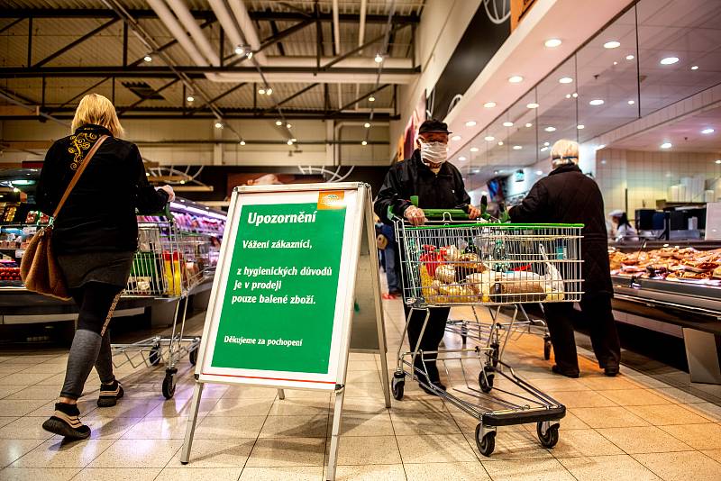 Senioři od 65 let, pro které vláda ČR kvůli karanténě vymezila dobu nákupu od 7 do 9 hodin, při svých ranních nákupech v Ostravě.