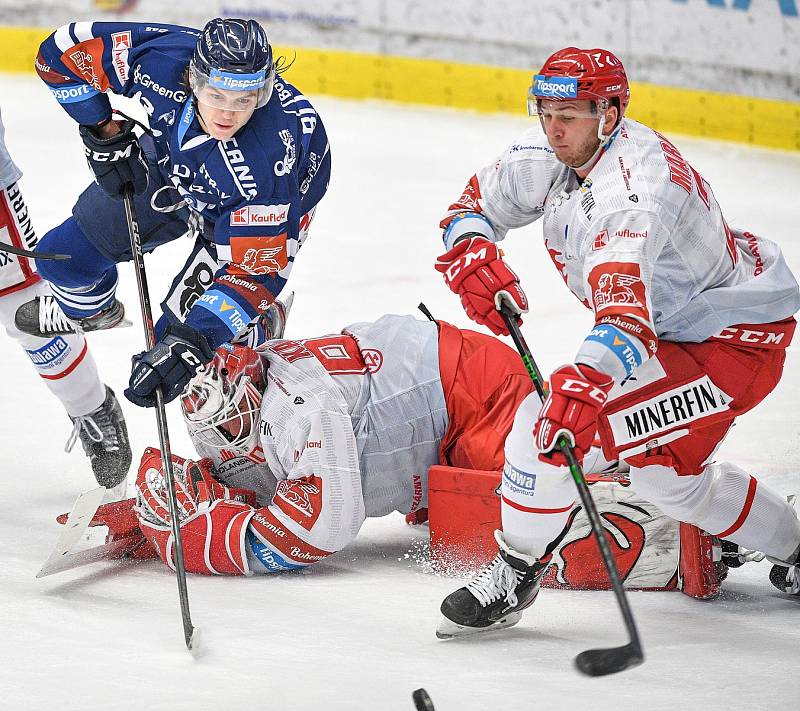 Čtvrtfinále play off hokejové extraligy - 4. zápas: HC Vítkovice Ridera - HC Oceláři Třinec, 24. března 2022 v Ostravě. (střed) Samuel Bitten z Vítkovic a Brankář Třince Ondřej Kacetl a Martin Marinčin z Třince.