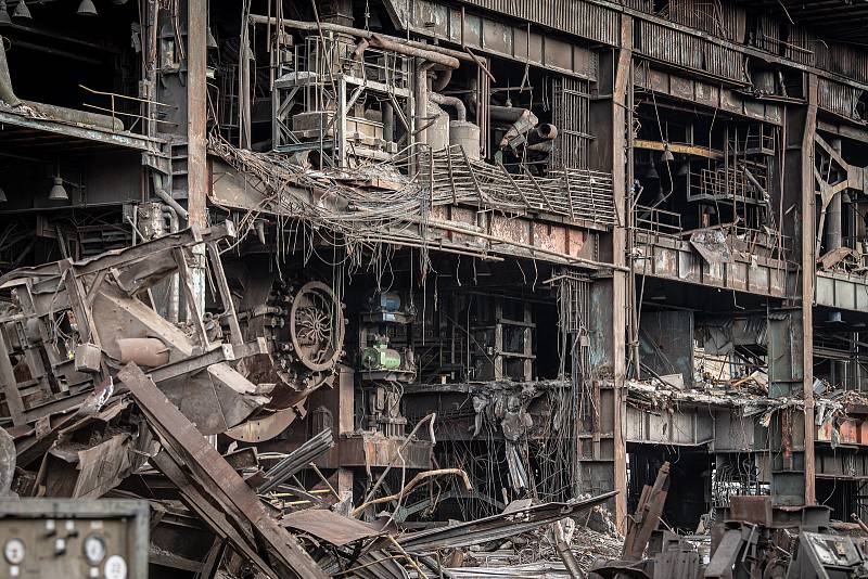 V areálu Vítkovice Steel probíhá demolice uzavřené ocelárny, 26. ledna 2021 v Ostravě.