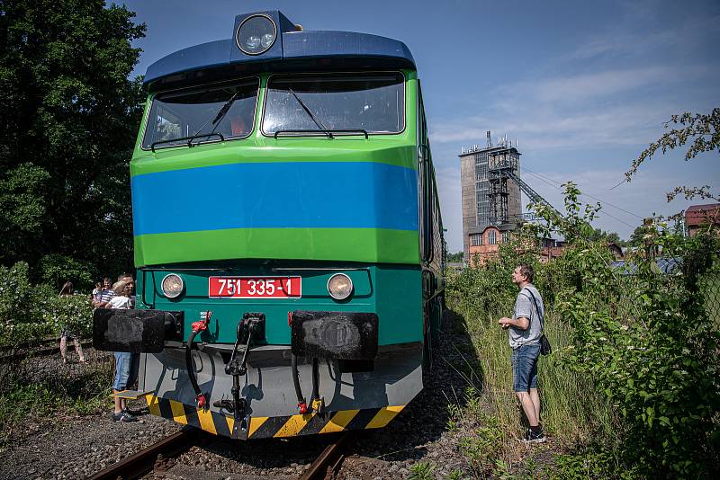 Slezský železniční spolek bude až do září pravidelně o víkendech vypravovat na okružní poznávací jízdy po uhelných vlečkách na Ostravsku a Karvinsku speciální osobní vlaky. Snímek z premiérové výletní jízdy, která se uskutečnila v sobotu 12. června 2021.