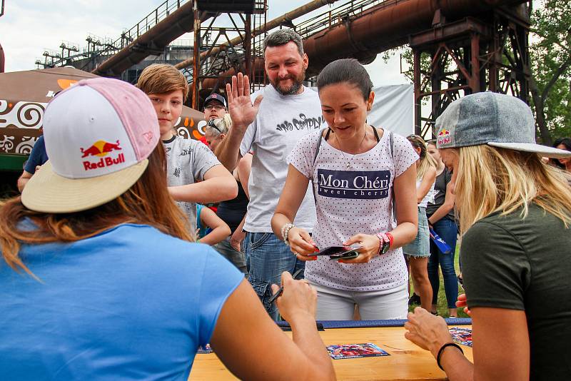 FIVB Světové série v plážovém volejbalu J&T Banka Ostrava Beach Open, 1. června 2019 v Ostravě. Autogramiáda Maki a Báry.