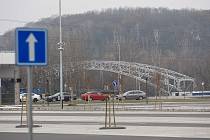 Parkoviště a příjezd k ostravské Outlet Aréně Moravia, nedaleko mostu přes Odru do Petřkovic, Ilustrační foto.