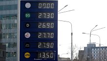 DOCELA výrazně pod třicetikorunovou hranici klesly včera ceny pohonných hmot v Ostravě. Zřejmě rekordní byly u pumpy v OC Futurum (na snímku 1), kde stál litr běžného benzinu 27,30 Kč a nafty dokonce 26,90 Kč. Další mariánskohorská čerpací stanice u Kaufl