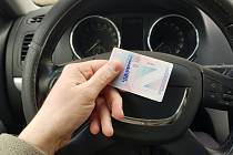 Co mohu řídit? Platné skupiny řidičských oprávnění najdeme na zadní straně řidičského průkazu.