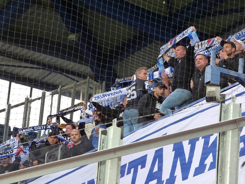 Fotbalisté Baníku Ostrava (v bílém) na Letné, kde remizovali se Spartou 1:1. Podpořit je přijel i početný tábor fanoušků.