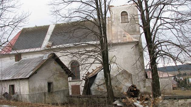 Vichřice, která se přehnala v sobotu 1. března přes Dětřichov nad Bystřicí, strhala střešní krytinu na domech a dokonce srazila kopuli kostela na místním hřbitově.