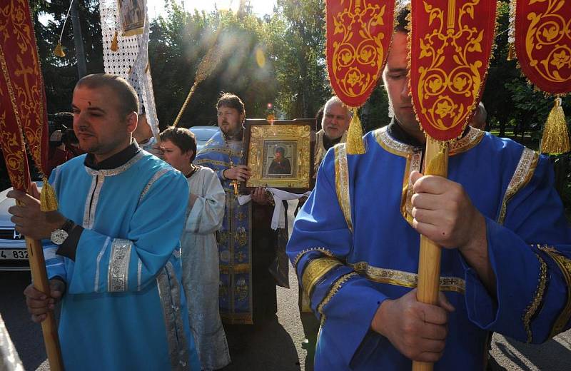 SEMISTRELNAJA neboli Sedmibolestná. To je název slavné ikony ronící slzy, které se přisuzují zázračné schopnosti. Vzácný obraz známý také jako Obměkčení kamenných srdcí v pondělí dorazil na krátké zastavení do Ostravy.