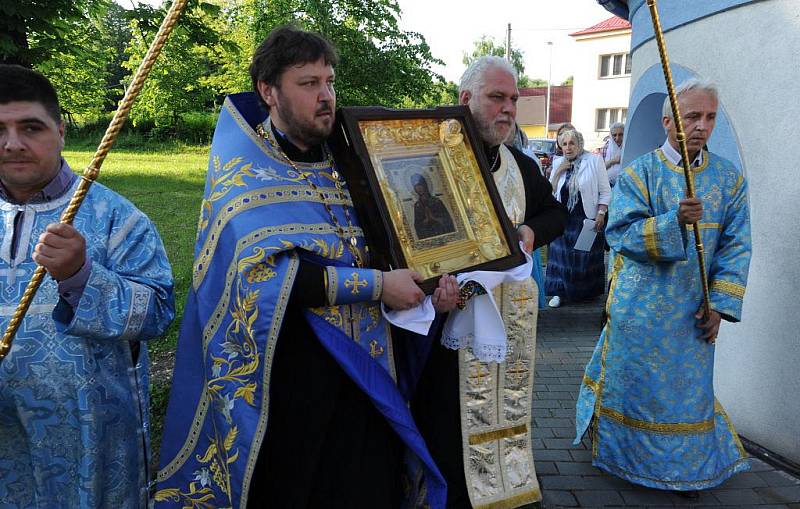 SEMISTRELNAJA neboli Sedmibolestná. To je název slavné ikony ronící slzy, které se přisuzují zázračné schopnosti. Vzácný obraz známý také jako Obměkčení kamenných srdcí v pondělí dorazil na krátké zastavení do Ostravy.