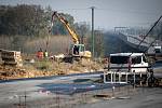 Dostavba čtyřsetmetrového úseku klíčové komunikace v Ostravě, Prodloužené Rudné. Snímek z 25. října 2019, měsíc po po předání staveniště.