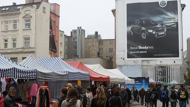 Pozemek na Masarykově náměstí, kde stála květinová síň, chce město prodat.