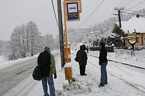 Lidé čekají na zpožděnou tramvajovou linku číslo pět. Ilustrační foto.