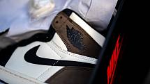 Zákazníci čekali na prodej limitované edice bot Nike Air Jordan 1 Retro High OG před prodejnou Queens na Stodolní ulici v Ostravě. Někteří čekali před obchodem s peřinami a židlemi přes noc. Do prodeje šlo pouze 20 kusů.
