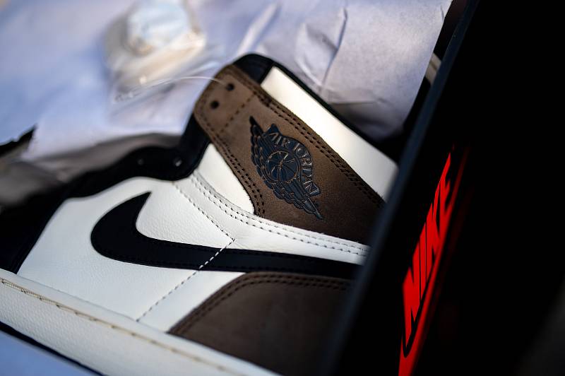 Zákazníci čekali na prodej limitované edice bot Nike Air Jordan 1 Retro High OG před prodejnou Queens na Stodolní ulici v Ostravě. Někteří čekali před obchodem s peřinami a židlemi přes noc. Do prodeje šlo pouze 20 kusů.