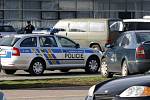 Policisté ve čtvrtek ráno a dopoledne prohledávali objekt firmy v Ostravě-Hrabové, kde anonym nahlásil uložení bomby.