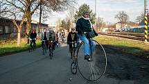Nadšenci z Klubu českých velocipedistů z Ostravy-Hrabové dnes na vlakovém nádraží ve Vratimově převzali betlémské světlo a rozváželi jej dál po městě. Na starých bicyklech, dvoukole i „kostitřasu“.