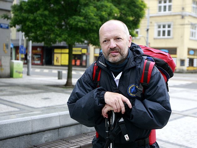 Do závěrečné desáté etapy svého pochodu, který začal v Bratislavě, vyrazil Ivan Husár z Brušperku. Na sebe si oblékl bílé triko s fixem napsanou prosbou: Zaplaťte Ostravě Ligu mistrů! a číslem účtu klubu.