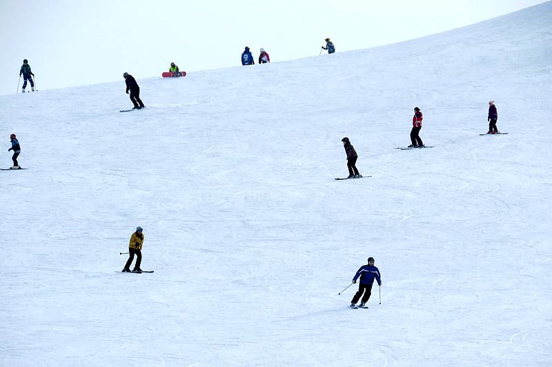 Tošovický areál zaplnili o víkendu lyžaři, snowboardisté i bobisté.