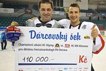 Tým osobností HC Olymp Praha, který se v exhibičním zápase utkal s MK Klemens, diváky vedle hokeje rozesmál řadou netradičních hokejových scének. 