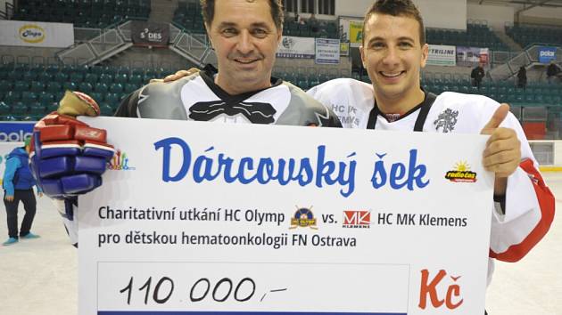 Tým osobností HC Olymp Praha, který se v exhibičním zápase utkal s MK Klemens, diváky vedle hokeje rozesmál řadou netradičních hokejových scének. 